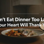 Healthy dinner plate with clock showing early evening time to remind you not to eat dinner too late